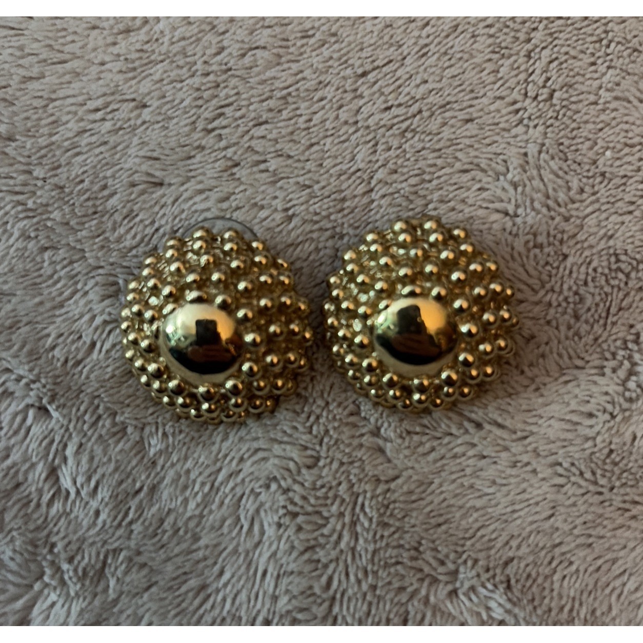 Vintage 1980s Goldtone Dot Domed Pierced Stud Earrings 10$